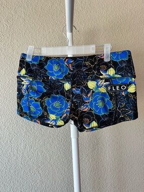 FLEO black petal low rise contour floral print shorts size medium EUC